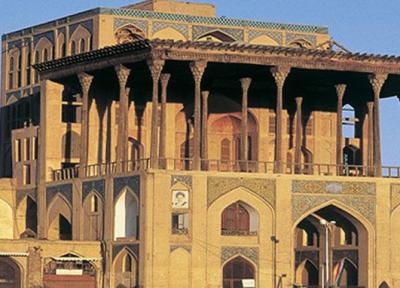 داربست های ایوان کاخ عالی قاپو اصفهان جمع آوری می شود