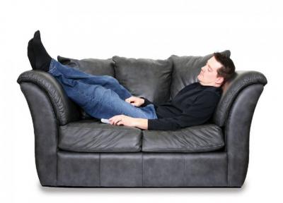 خوابیدن روی کاناپه چه عوارضی به دنبال دارد؟