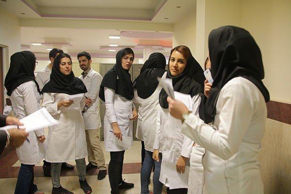دانشگاه علوم پزشکی کرمان از پرداخت معوقات دانشجویان شانه خالی می نماید ، ملک پور: پرداخت دانشجویان به موقع و کامل است!