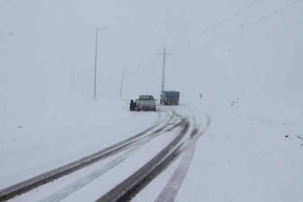 امدادرسانی به مسافران درگیر در برف و کولاک در 12 استان کشور