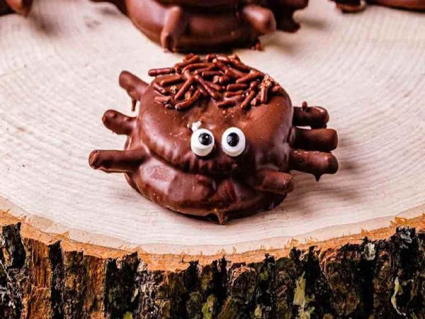 2 طرز تهیه شکلات هالووینی به شکل عنکبوت و روح در 7 مرحله ساده 2 طرز تهیه شکلات هالووینی به شکل عنکبوت و روح در 7 مرحله ساده